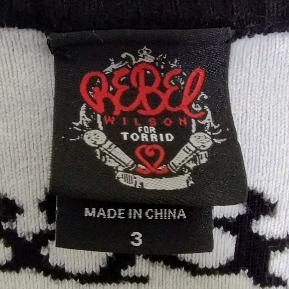 Torrid x Rebel Wilson Black White Spellout Sweater Size 3X - Picture 4 of 7